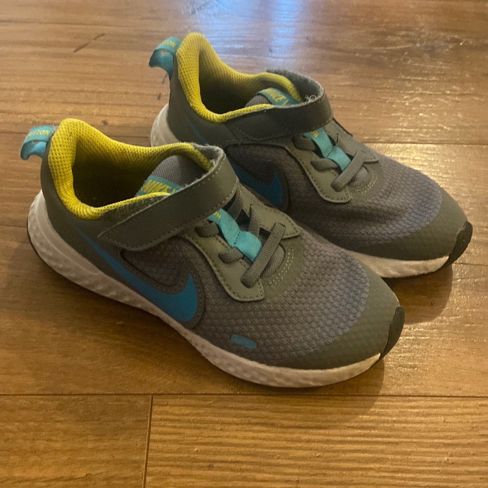 Nike Revolution Kids Athletic Sneaker